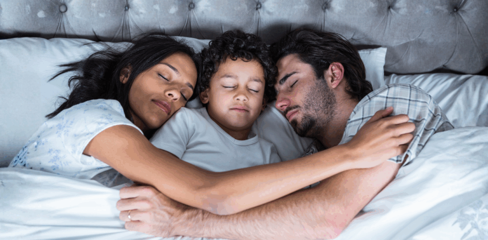 寝ている親子
