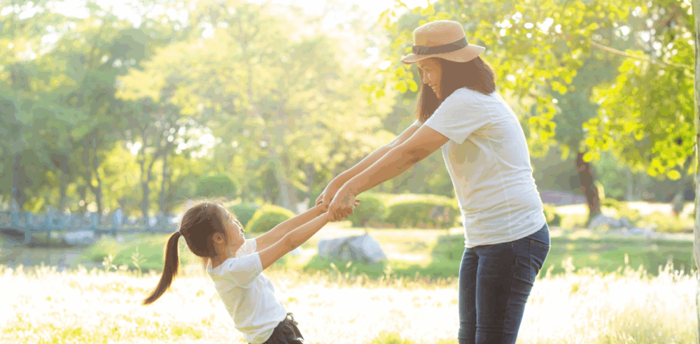 公園で遊ぶ親子