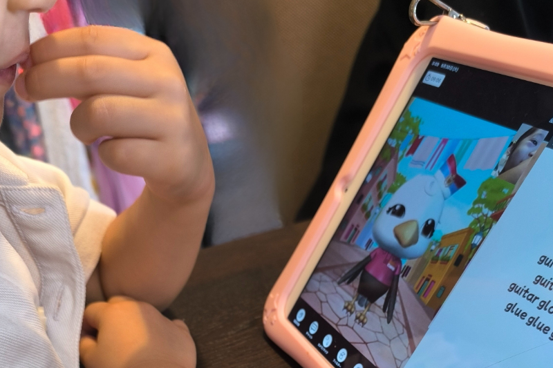 親子でオンライン英会話レッスンをしている様子